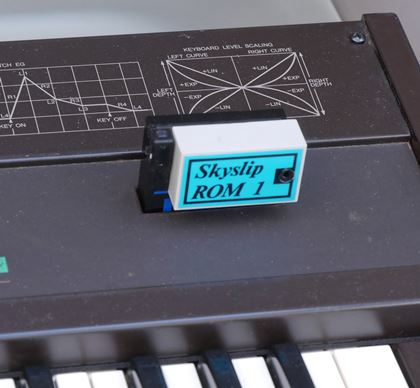 Yamaha-DX7 with Skyslip ROM1 cartridge